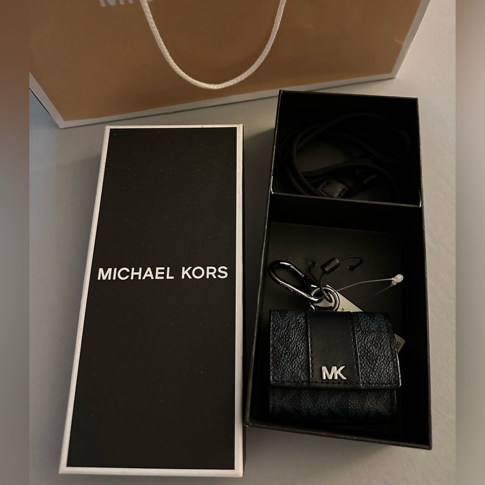 COPY - MICHAEL KOORS AIRPODS PRO CASE
